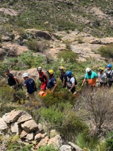 Lograron rescatar a una mujer que cayó desde diez metros de altura mientras realizaba trekking