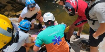 Lograron rescatar a una mujer que cayó desde diez metros de altura mientras realizaba trekking