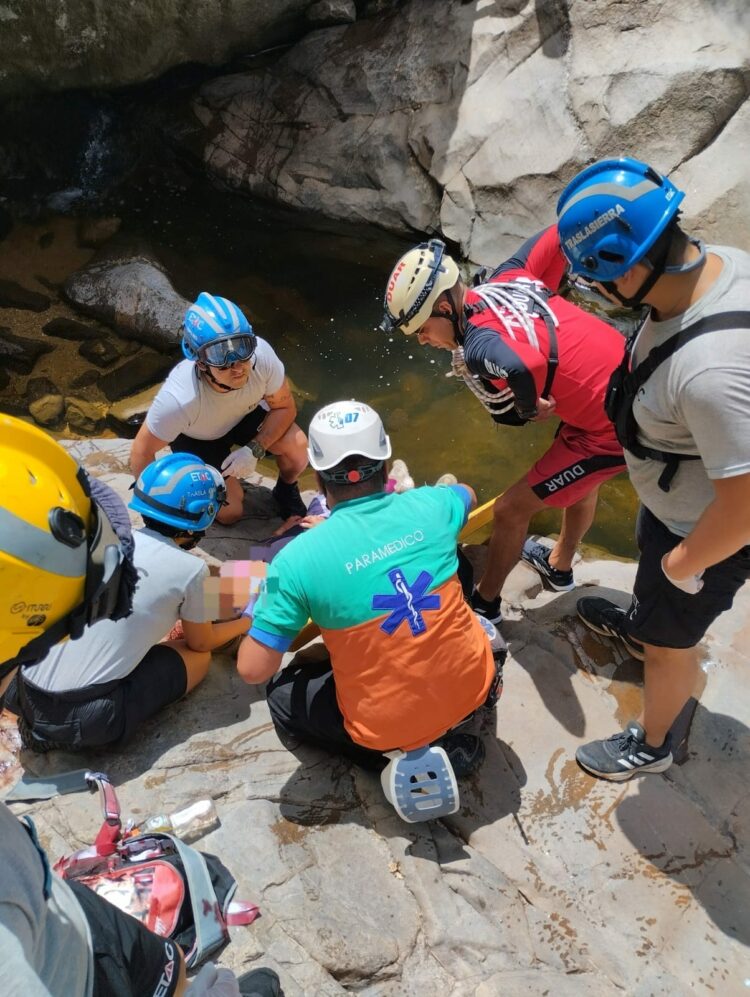 Lograron rescatar a una mujer que cayó desde diez metros de altura mientras realizaba trekking