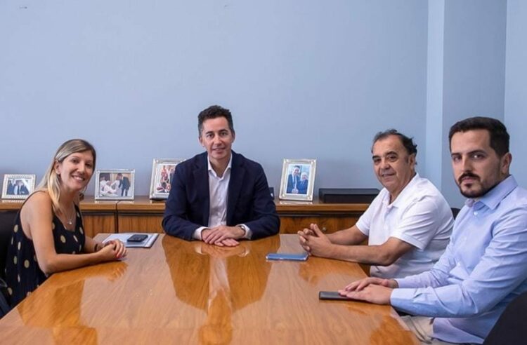 Manuel Calvo recibió a miembros de la Fundación Manos Abiertas para coordinar acciones de ayuda