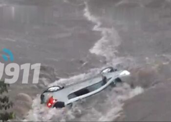 Un auto y su conductor fueron arrastrados por la corriente del agua en el Puente Sagrada Familia
