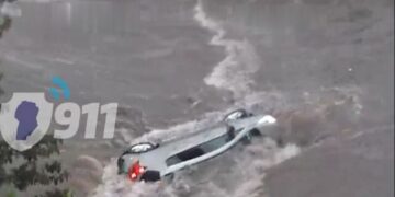 Un auto y su conductor fueron arrastrados por la corriente del agua en el Puente Sagrada Familia