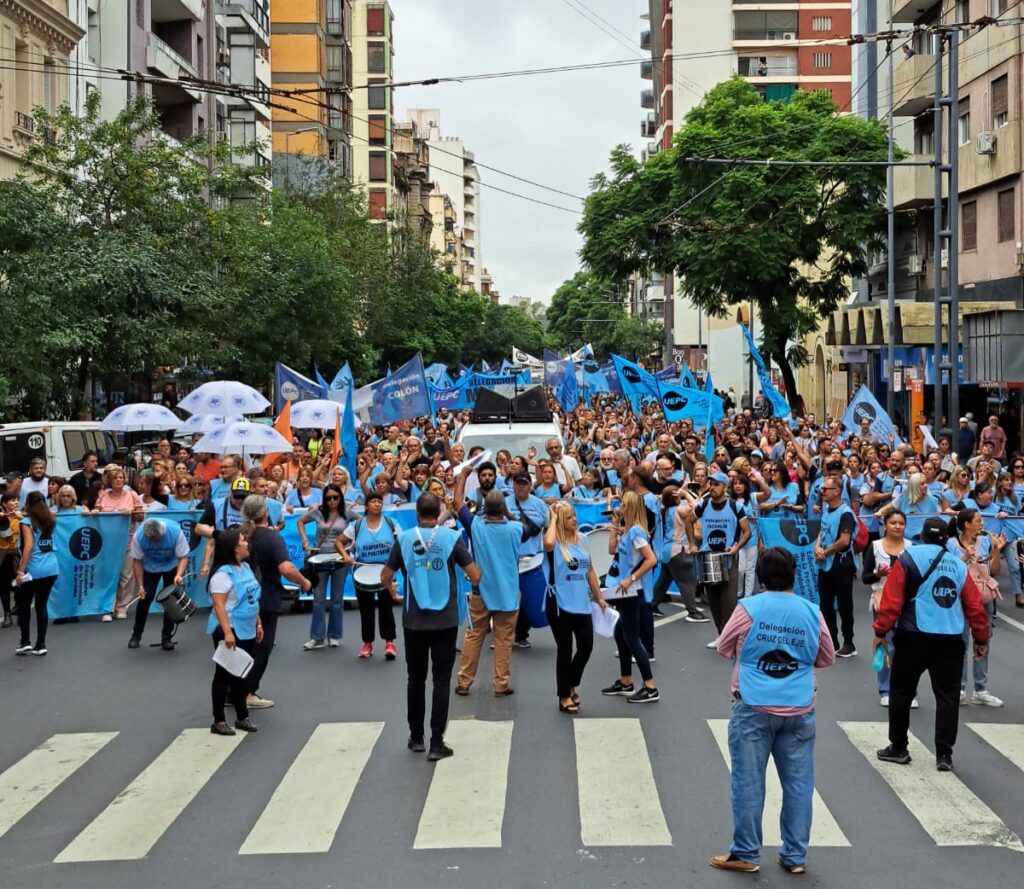 Paro y movilización de la UEPC con acatamiento "superior al 70%" y respaldo de Llaryora