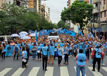 Paro y movilización de la UEPC con acatamiento «superior al 70%» y respaldo de Llaryora