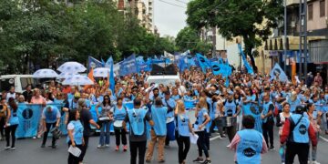 Paro y movilización de la UEPC con acatamiento «superior al 70%» y respaldo de Llaryora
