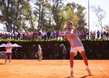 Alcaraz enfrenta a Carabelli en el partido que atrae todas las miradas