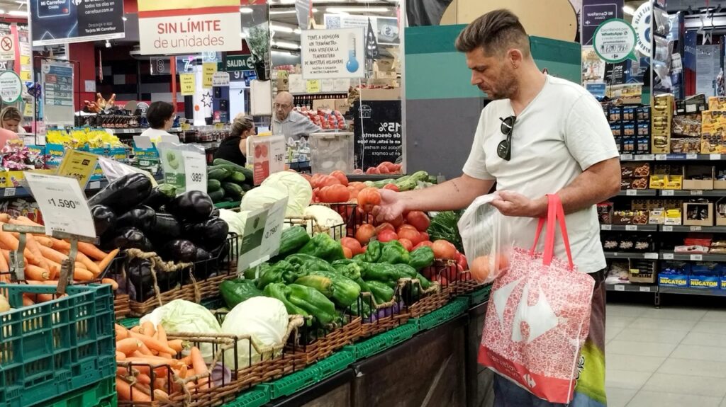 Alimentos: el consumidor pagó en enero casi 4 veces más de lo que cobró el productor