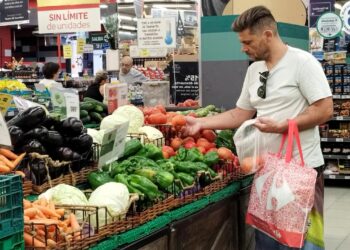 Alimentos: el consumidor pagó en enero casi 4 veces más de lo que cobró el productor