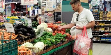 Alimentos: el consumidor pagó en enero casi 4 veces más de lo que cobró el productor