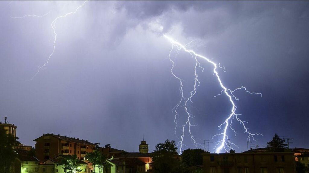 Alertas por tormentas de nivel amarillo en once provincias del país