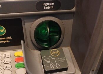 Tres detenidos por estafar a usuarios a través de un cajero