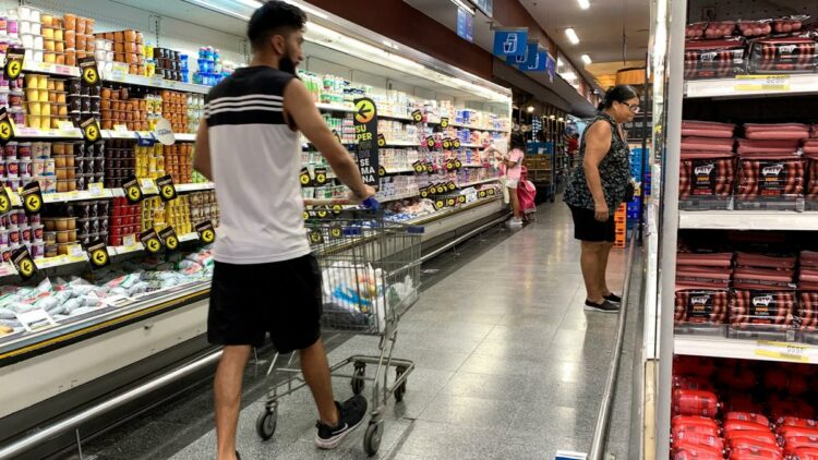 Una familia con dos hijos necesitó casi 600.000 pesos para no ser pobre