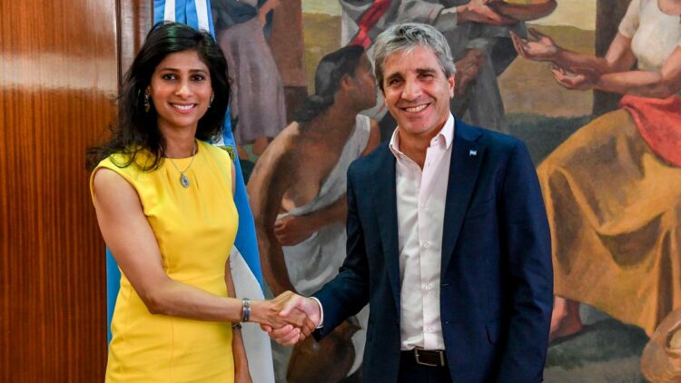 La subdirectora del FMI, Gita Gopinath, en la reunión con Caputo.