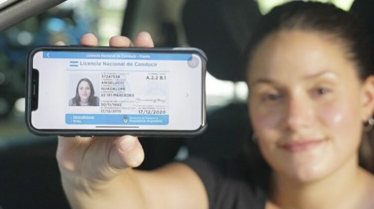 Ante la falta de insumos, emiten los carnet de conducir digitales