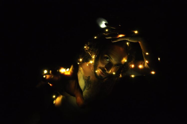 “Las luciérnagas ”, es una obra que metaforiza a la comunidad trans.