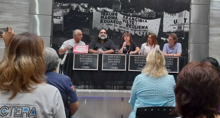 El Gobierno propuso "redefinir" el rol de los gremios docentes