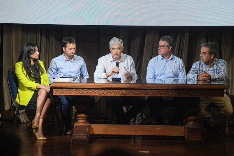 El ministro de Salud Ricardo Pieckenstainer, encabezó la reunión de la Mesa Sanitaria.