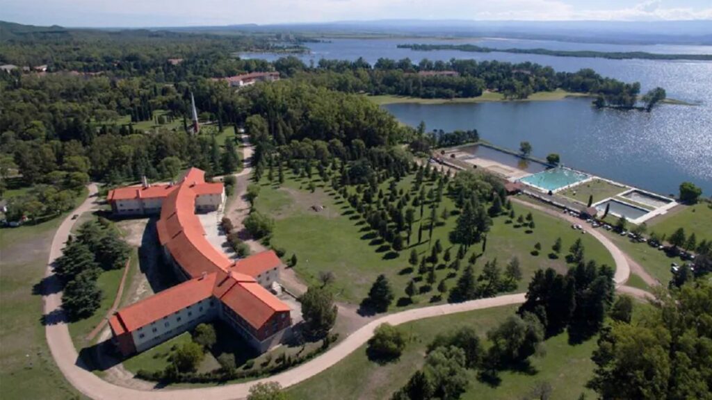 Buscan privatizar la unidad de turismo social de Embalse
