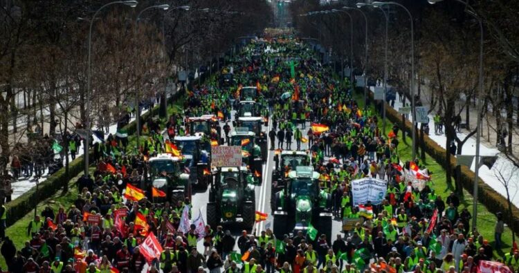 Agricultores, ganaderos y pescadores se movilizaron ayer en Madrid.