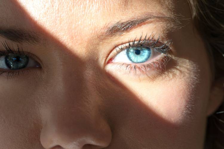 Los ojos y los riesgos de los rayos UV