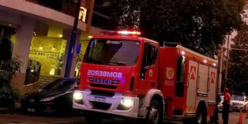 Una víctima fatal tras un voraz incendio en barrio Cofico