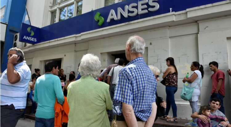 Idesa asegura que el ajuste de Milei es “insostenible”