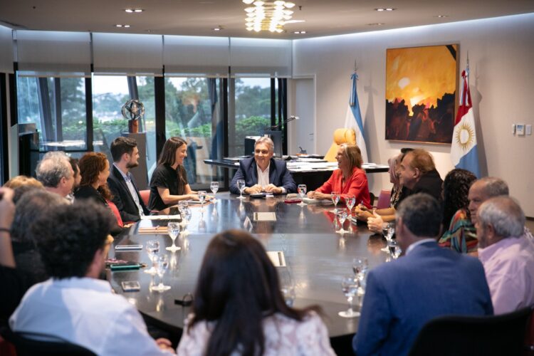 El Gobernador recibió ayer junto a Montero a la Comisión de la Memoria.