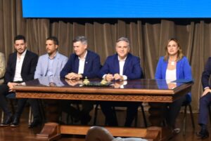 Llaryora le pidió a Milei que "baje un cambio” y dialogue