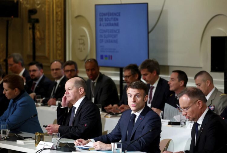 El francés Emmanuel Macron, junto al canciller alemán Olaf Scholz, en París.