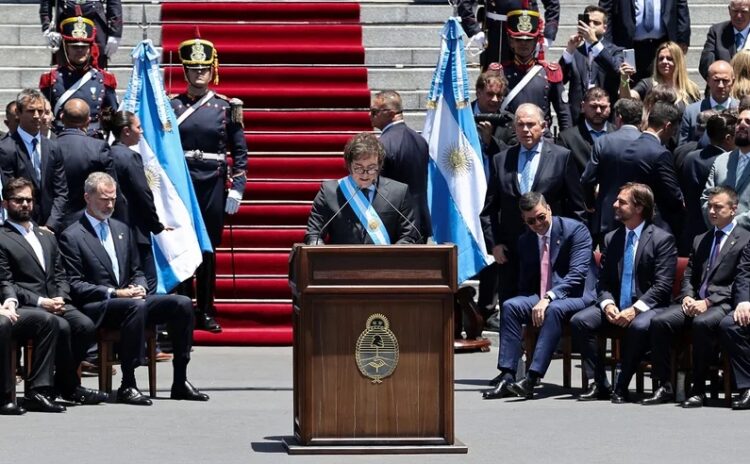 Milei vuelve a romper las tradiciones y hablará desde un atril en la Asamblea Legislativa