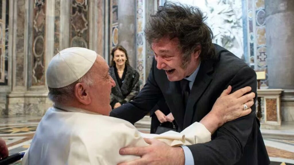 Milei saludó a Francisco y participó de la misa de canonización de Mama Antula