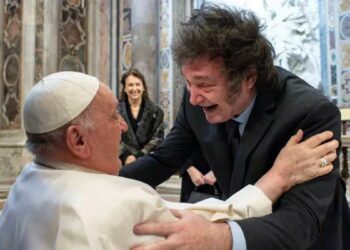 Milei saludó a Francisco y participó de la misa de canonización de Mama Antula