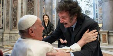 Milei saludó a Francisco y participó de la misa de canonización de Mama Antula