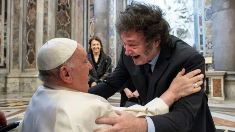 Milei saludó a Francisco y participó de la misa de canonización de Mama Antula