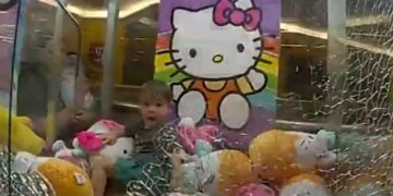 Un niño quedó atrapado en una máquina de peluches y lo tuvo que rescatar la Policía