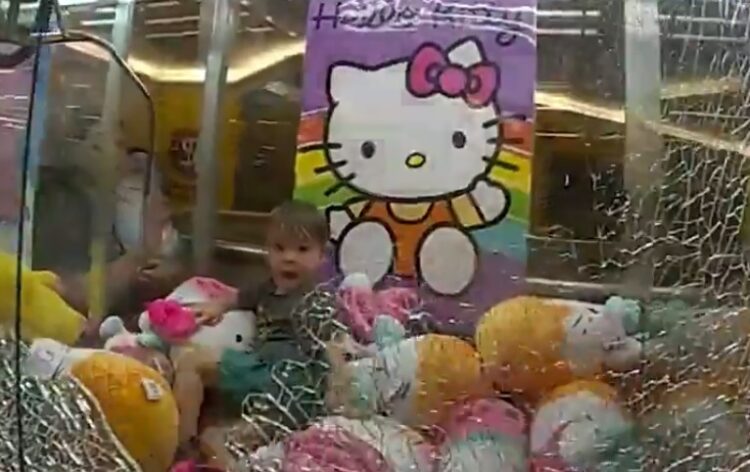 Un niño quedó atrapado en una máquina de peluches y lo tuvo que rescatar la Policía