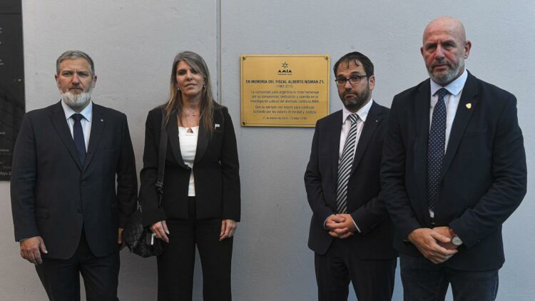 La AMIA homenajeó al exfiscal Alberto Nisman con una placa en la sede de la institución