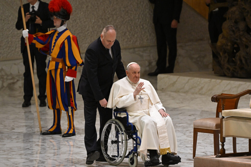 Tras la controversia sobre Ucrania, el papa vuelve a condenar la "locura de la guerra"