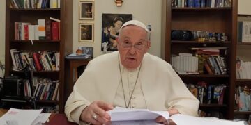 En un mensaje para los jueces, el papa se diferenció de Milei