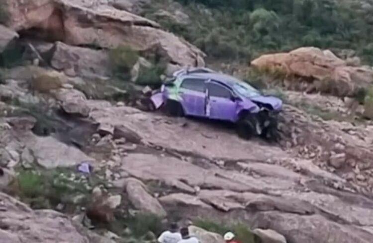 Una mujer perdió el control del auto y cayó 100 metros por un precipicio.