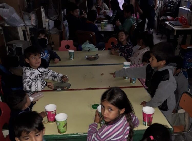En el merendero Rinconcito de Luz se brinda apoyo escolar a los asistentes.