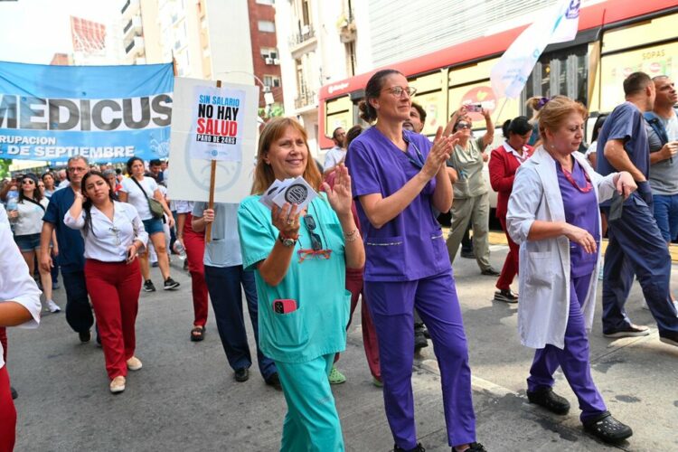 Los trabajadores de la salud pararon en todo el país