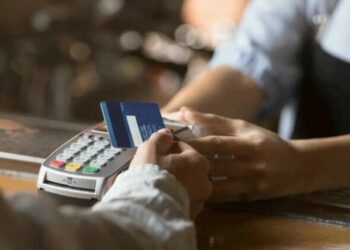 Los bancos anunciaron fuertes aumentos en las comisiones y tasas desde abril