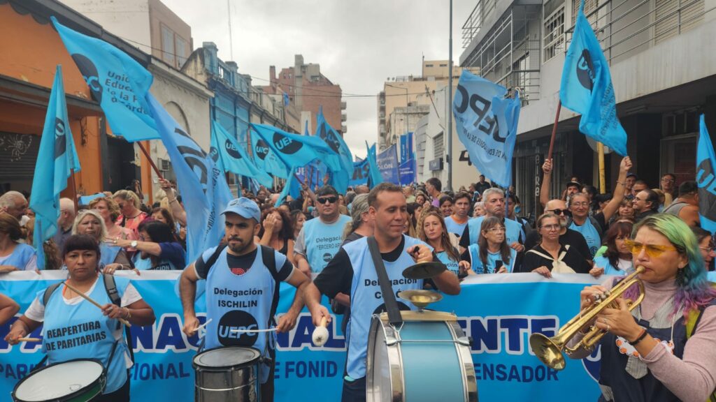 Masiva marcha docente y una adhesión al paro superior al 70%