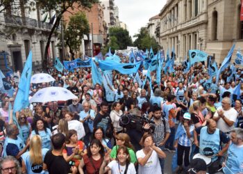 Masiva marcha docente y una adhesión al paro superior al 70%