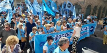 Entre protestas de la UEPC, Llaryora abre un nuevo período legislativo
