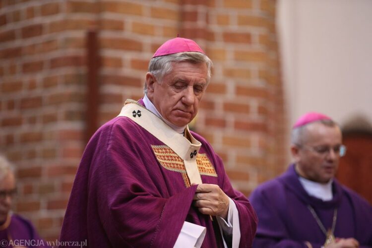 Francisco aceptó la renuncia de un arzobispo polaco acusado de encubrir abusos