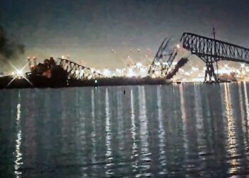Se derrumbó el puente Francis Scott Key al ser golpeado por un barco que luego se incendió y hundió