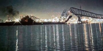 Se derrumbó el puente Francis Scott Key al ser golpeado por un barco que luego se incendió y hundió