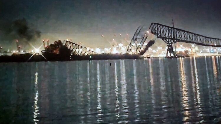 Se derrumbó el puente Francis Scott Key al ser golpeado por un barco que luego se incendió y hundió